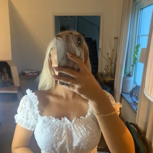 Kort topp från Gina Tricot i storlek S.  - Plagget är köpt förra sommaren och enbart använt en gång. 80 kronor + frakt☺️💜 jag kan även mötas upp i centrala Borås.