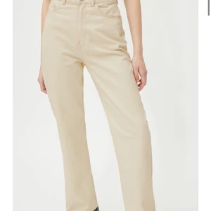 Weekday jeans - Jag säkert weekday jeans som är helt nya,använda en gång så helt nytt skick.Finns Inga skador och sitter super bra.Storlek 26 men passar även 27