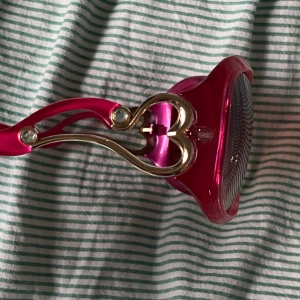 y2k solglasögon - Säljer dessa asballa rosa glajjor med guldhjärtan och stenar på sidorna. Bra skick, frakt inkluderat💖