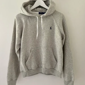 Ralph lauren hoodie - Säljer nu denna svinsnygga och sköna Ralph lauren hoodien! Köpt för 1195;- storlek M😀 Använd Max 10 gånger, säljer för att den är lite för liten😀