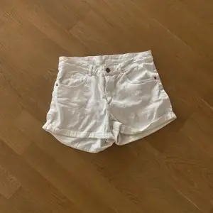 Ett par vita shorts som passar fint till sommaren. Har tyvärr blivit för små för mig!😢