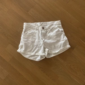 Vita shorts - Hm  - Ett par vita shorts som passar fint till sommaren. Har tyvärr blivit för små för mig!😢