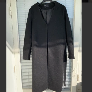 Kappa - Oanvänd kappa i strl: 38 (upplever den mer som 36) säljes. Fint skick, säljes då jag äger alldeles för många kappor. Frakt på 63kr (spårbart) tillkommer om man ej kan mötas upp. 