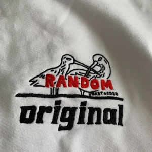 OSLÄPPT Random bastards sweatshirt - Säljer denna, helt oanvända (etikett kvar), RB sweat som jag köpte på mästerbotten, storlek L. Broderat tryck på bröstet och stort ryggtryck. Kostade 900 på plats! Bjuder på frakten!