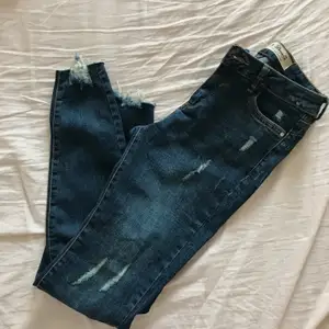 Tajta stretchiga jeans i strl 34. Köpta i London och aldrig använda! Sitter fint i längden, benen, midjan & rumpan! 80kr, köparen står för frakt!