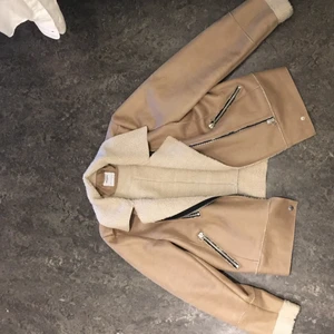 Vero Moda denim - Vero Moda denim beige storlek L. Inget fel med jackan, använd några gånger. Får buda på jackan🤗
