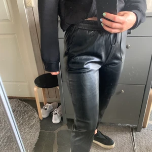 Skinnbyxa  - Säljer mina skinbyxor (fakeskinn) från NAKD! Dem är frf i bra kvalite för har knappt använder dem. Dem e lite glansiga i materialet men tjockt tyg! Snörning så man kan ha dem hur tajt man vill