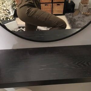 Jeans - Skit snygga gröna byxor! Säljer för de blivigt för stora🥴passar M. De bara o buda💞 för frågor eller fler bilder skriv💗