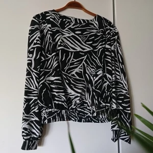 Vintageblus - Jättefin vintageblus med mudd längst ner. Ingen storleksmärkning men passar 38 och däromkring. 