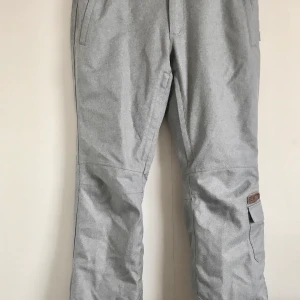 Snowboardbyxor - Använda 1 gång i backen. Sjyst passform, bra flexibelitet och värmande. 