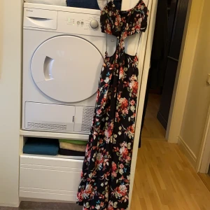 Lång blommig klänning med utskurna sidor storlek M - Bershka lång blommig klänning med utskurna sidor i storlek M 