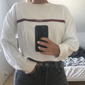 Levis tröja  - Något croppad Levis tröja. Super mysig och lätt stilad. 