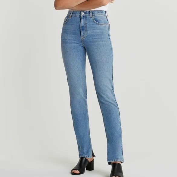 Säljer dessa snygga jeans från Nicki studios kollektion hos Gina! Använda 1 gång och säljer pga dom kommer inte komma till användning mer. Stl 38. . Jeans & Byxor.