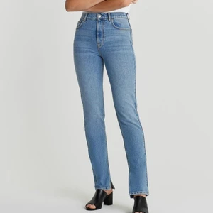 Slutsålda jeans från NICKI STUDIOS x Gina  - Säljer dessa snygga jeans från Nicki studios kollektion hos Gina! Använda 1 gång och säljer pga dom kommer inte komma till användning mer. Stl 38. 