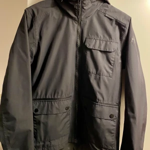 Jacka Helly Hansen - Fin jacka luvan går att stoppa in i kragen storlek S