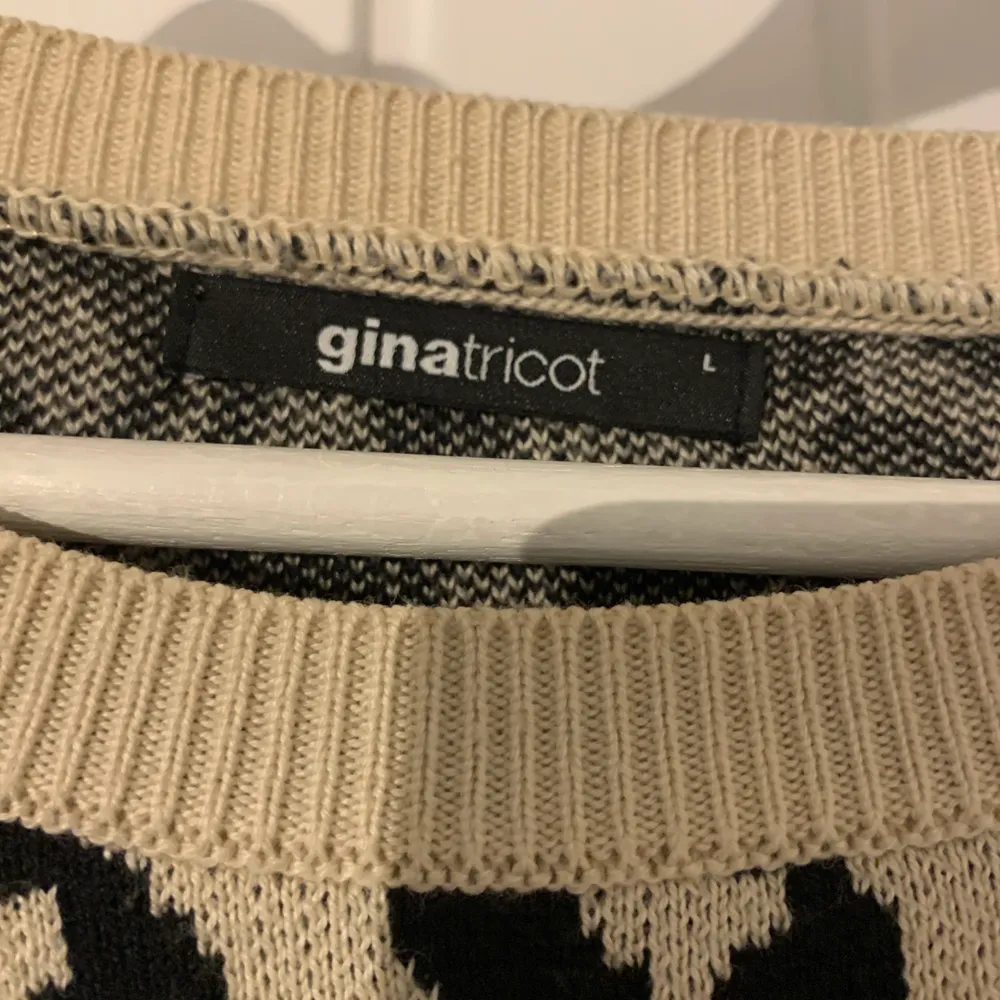 Säljer en fin stickad tröja ifrån Gina tricot i strl L som knapps är andvänd säljer denna för 80kr där köparen står för frakten på 63kr ❤️. Tröjor & Koftor.