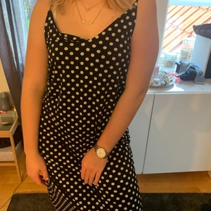Prickig klänning från Zara strl S - Fin klänning från Zara. Köpt för 299kr tror jag kanske 349kr men jag säljer den för 100kr. Har faktiskt aldrig använt utan tillhör många av de plagg jag bara köpt. Så onödigt men därför säljer jag den så att någon annan får användning av den istället. Jättenajs material!! 