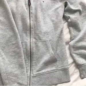 tommy hilfiger hoodie i storlek S