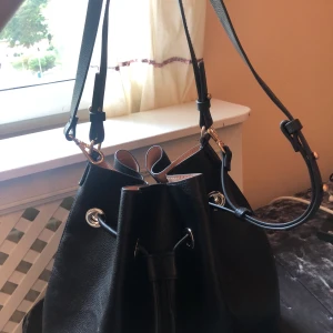 Väska  - Svart fin väska priset är diskuterbart 