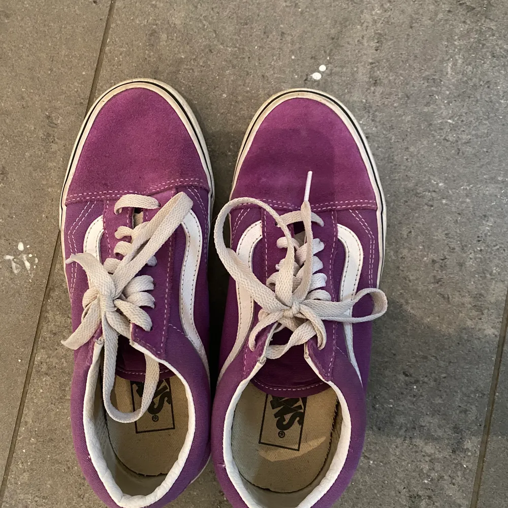 Säljer dessa coola lila vans i den populära modellen old skool! Knappt använda. Storlek 38, köpta för 650 kr. Skor.