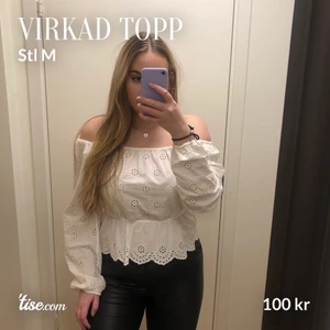 Virkad croptop - Vit långärmad blus med virkade blommor över hela samt resår i midjan. Går att ha off shoulder eller med en fyrkantig urringning