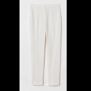 Kostymbyxa H&M - Kostymbyxa från H&M ”kräm-vit” strl 38 men sitter som 34