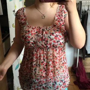 Jätte söt blommig blus - As snygg blus från vila ,så jävla skön,testad en gång bara de haha,om fler är intreserade blir det budgivning i komenarerna om igen budar över dig inom 24h så är den din,kom privat för fler frågor puss💕jute den är väldigt stretchig i resåren så den passar alla storlekar jag som brukar ha m passar även om den är xs lxm💕