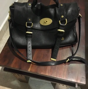 Mulberry Alexa Bag - En väska från Mulberry i toppskick men kommer dessvärre ej till användning. Väskan är köpt i Italien och måtten är Ca 36 x 24 x 14 cm. 
