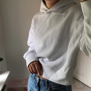 Vit hoodie - Vit hoodie ifrån zara i strl M. Frakt ingår ej