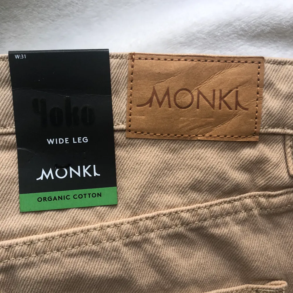 Säljer dessa populära Yoko jeans från Monki då de inte passar mig, därav oanvända. Står storlek 31 men skulle säga att de passar mellan 28-31 då de är små i storleken . Jeans & Byxor.