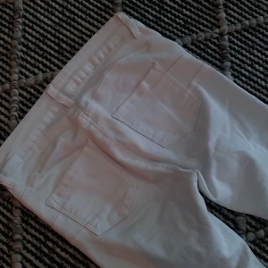 JeansShape - Vita jeans i stretch. Supersköna och har dem i olika färger. Formar rumpan och lår väldigt fint enligt mig. Använda 1-2 gånger. Nyskick. Storlek 26. (Passar dig med storlek Smäll vanligtvis.)
