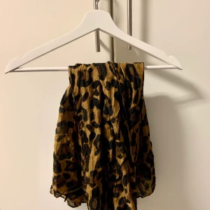 Leopardhalsduk - Halsduk/sjal i leopardprint🧡 finns bild på hur den ser ut på om så önskas! 30kr+ frakt 
