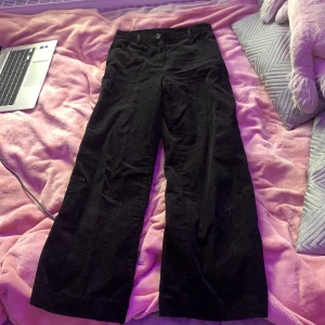 Svarta Manchester byxor  - Använt max 2 gånger. Storlek 34 ifrån monki. Köparen står även för frakten. 