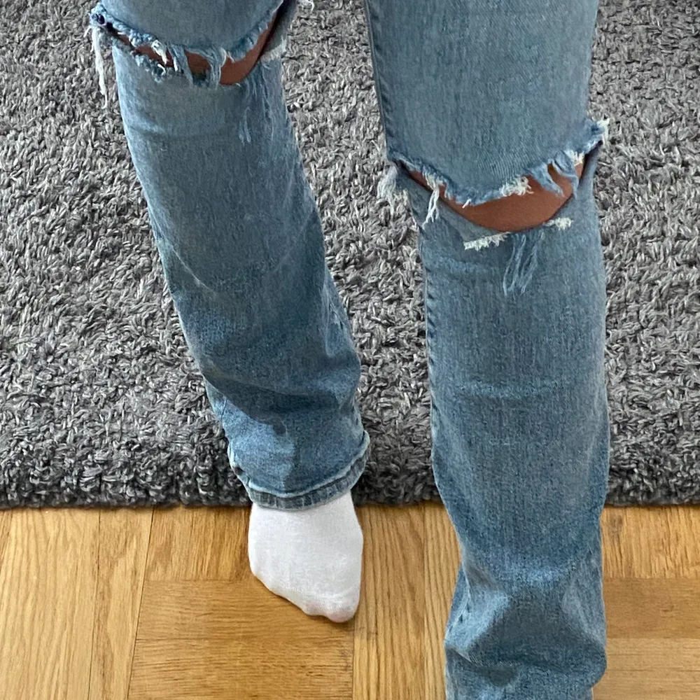 Blåa jeans från bikbok! Hålen har jag gjort själv💙 Använda, men i super bra skick! . Jeans & Byxor.