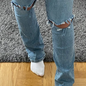 Blå jeans - Blåa jeans från bikbok! Hålen har jag gjort själv💙 Använda, men i super bra skick! 