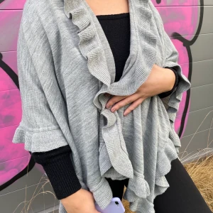 Poncho/kofta? 🙈 - Använd 1 gång. Jätte skön o perfekt till hösten 🍂 one size. Köparen står för frakt,63kr✨