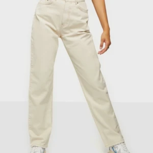 Nelly jeans - Jättefina jeans från Nelly, heter ”Loose fit denim”. Säljer då jag har för många jeans. Stora i storlek skulle jag säga, dessa är 34 och känns mer som 36. Beror på hur man vill att de ska sitta. Frakt tillkommer