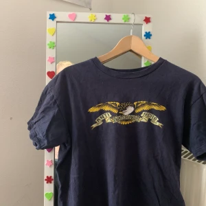 Anti-Hero T-shirt M/S - Klassisk originell AH t-shirt