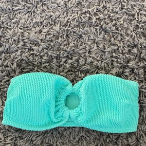 Bikintopp  - Helt oanvänd turkos bikinitopp från Cubus! Köpt i somras men den var tyvärr för liten:( 50+42 frakt
