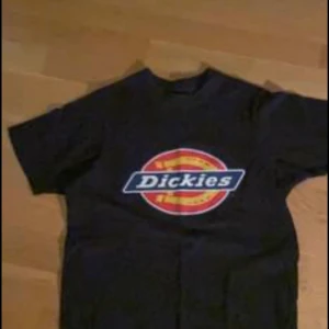 T-shirts  - Säljer två t-shirts strl s 100kr/st