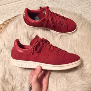 Adidas sneakers strl 38 - Ett par vackert röda, unika Stan Smith i strl 38. 