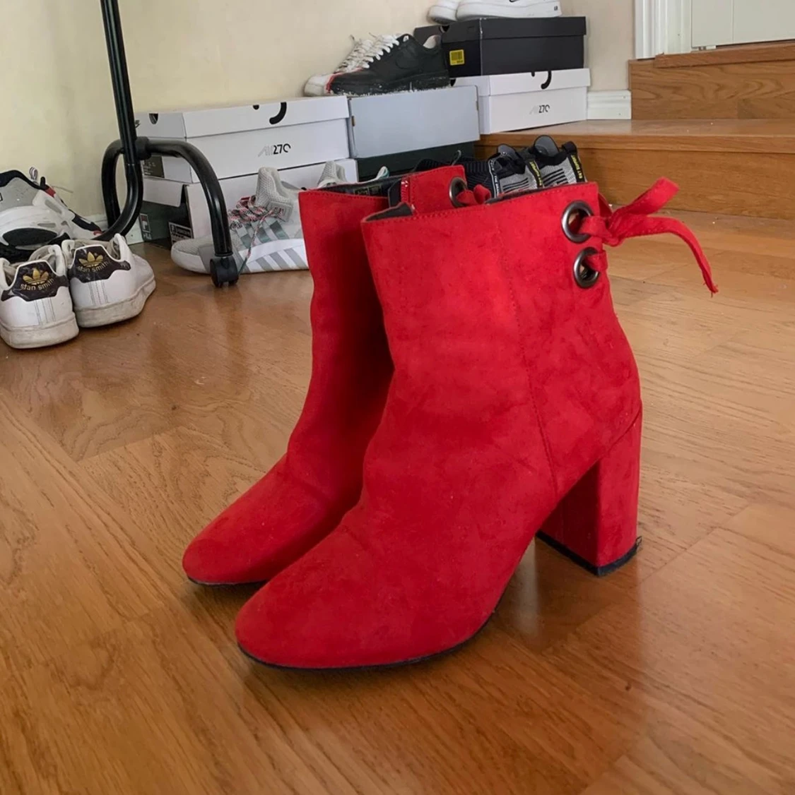 Röda boots med rosetter