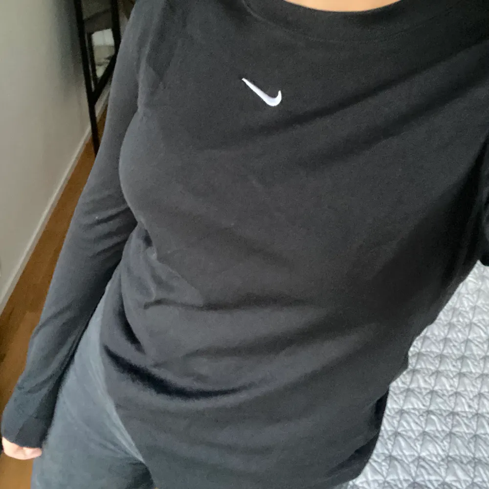 Superfin långärmad T-shirt med broderat märke från Nike. Endast provad då jag har liknande, alltså i nycksick. Storlek M. Spårbar frakt tillkommer på 63kr🥰📦. Toppar.