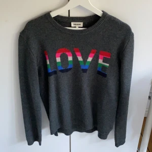 Zadig tröja - Tröja från Zadig i storelk M/16. Använd fåtal gånger och har nypris 1200 kr. 95% ull & 5% kashmir. 