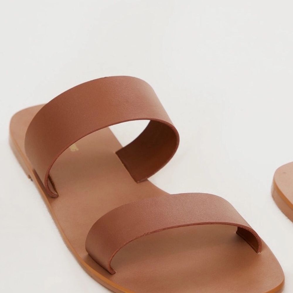 Ett par bruna nya & oanvända sandaler ifrån Prettylittlething, storlek 38.                                           Ordinarie pris 200kr . Skor.