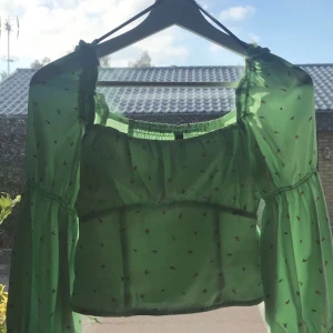 Blus✨🌈 - Säljer tyvärr nu min älskade blus😢 Har bara använt den några få enstaka tillfällen då den är i väldigt bra skick✨ Den är i storlek 36 men skulle säga att den passar en 34, dock inte helt säker ifall den skulle passat en 38💖 Säljer den för 140Kr exklusive frakt!  Frakten är spårbar och kostar 63 kr.🎀✨