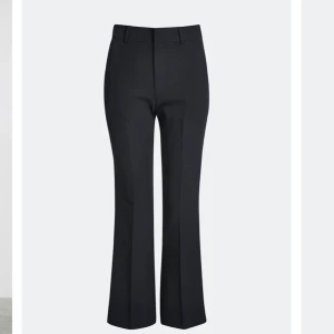 svarta kostymbyxor - Jättefina kostymbyxor från bikbok🌸Stl 40🌸 Helt oanvända & säljes pga fel stl. Köptes för 499🌸