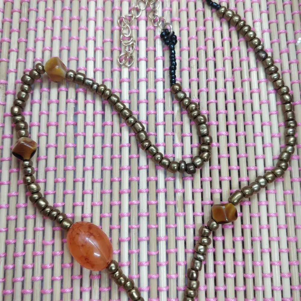 Handgjort halsband med sten- och glaspärlor✨ Fraktfritt. Accessoarer.
