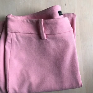Raka rosa snygga kostymbyxor  - Rosa kostymbyxor från zara, st XS. Raka passform, medel i midjan. 