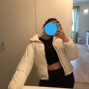 vit puffer jacka - jättefin puffer jacka med guld detaljer köpt för flera år sedan men aldrig använd (lappen kvar). storek M men skull passa S-L beroende på hur man vill att den ska sitta 💞🌟 kan fraktas men du står för kostnaden (annars mötas upp i stockholmsområdet), fråga i dm om fler bilder om det önskas 💖💜